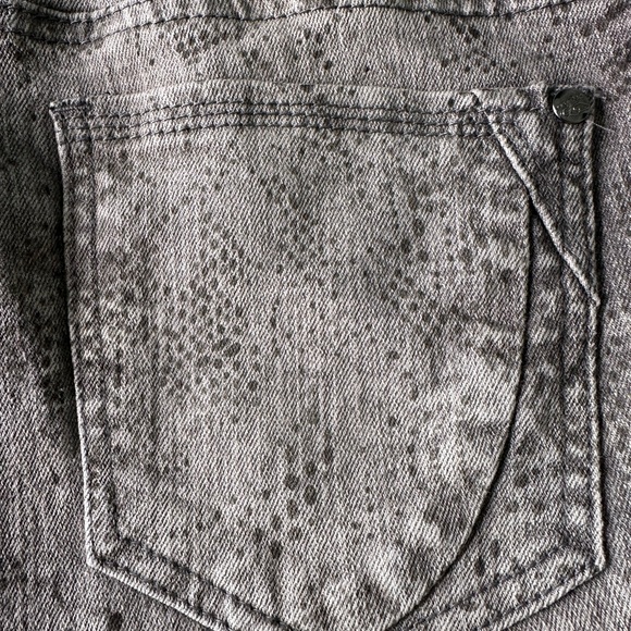 One 5 One Gray Snakeskin Print Slim Leg Jeans - Women's Size 12 - Picture 7 of 13